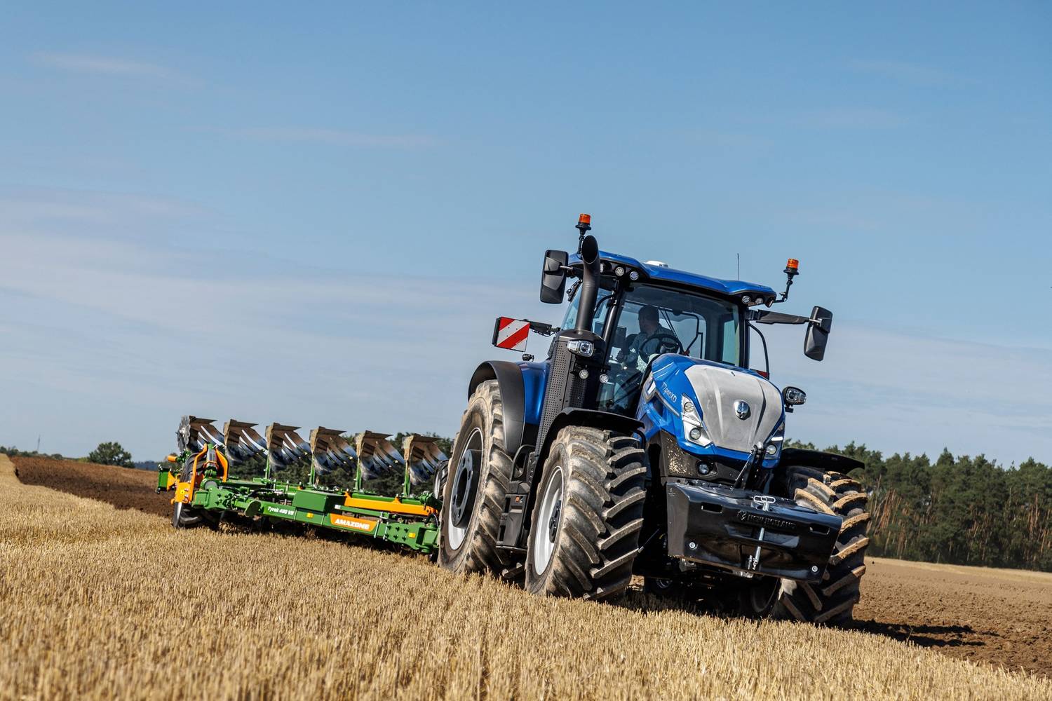 Τρακτέρ New Holland T7 με άροτρο
